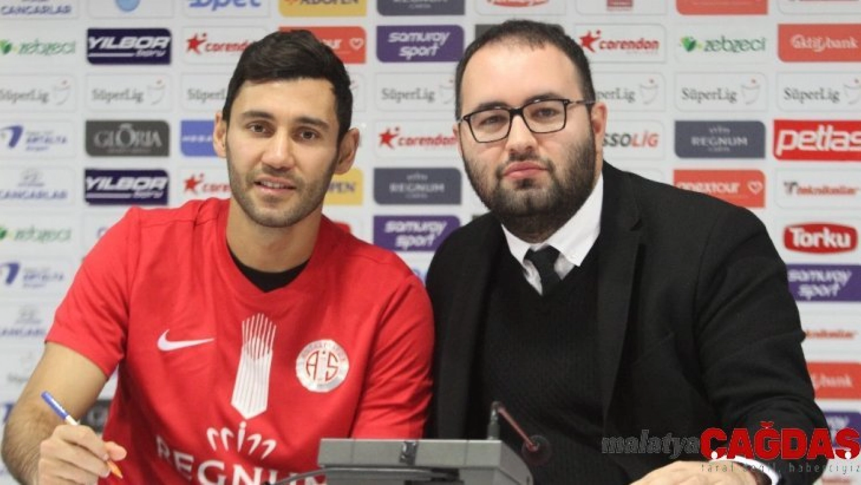 Veysel Sarı, Antalyaspor'a imzayı attı