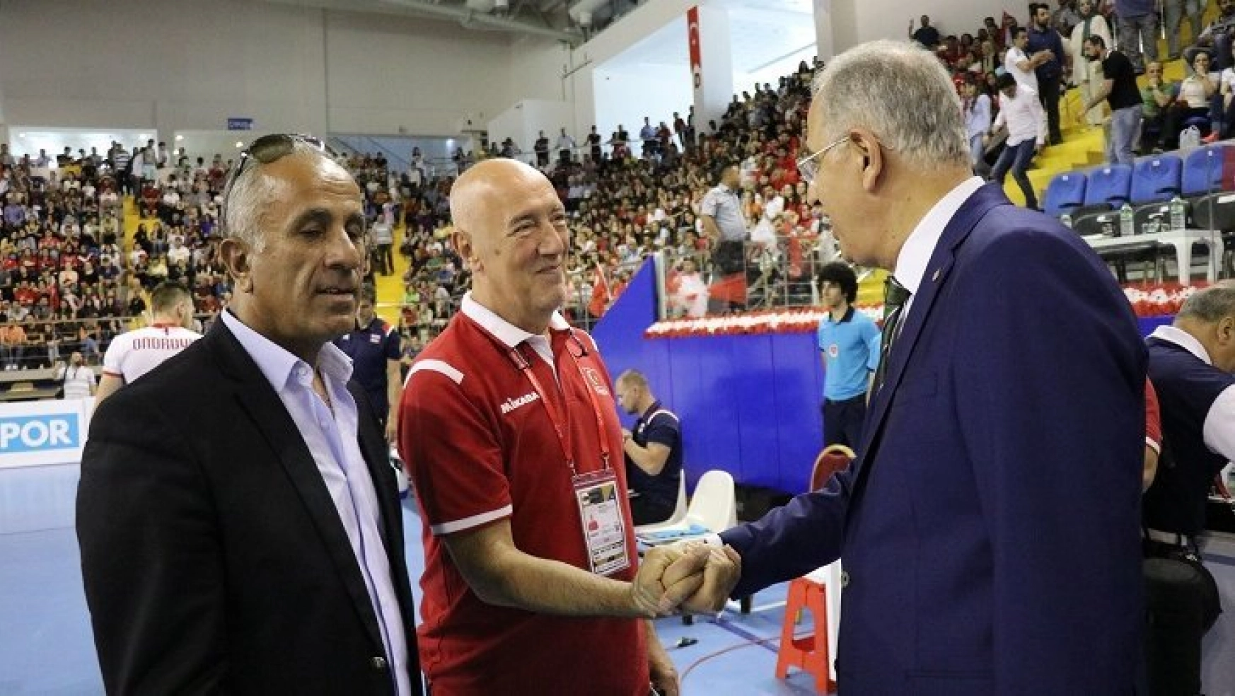 Voleybol Federasyonu Başkanı Üstündağ'a ödül