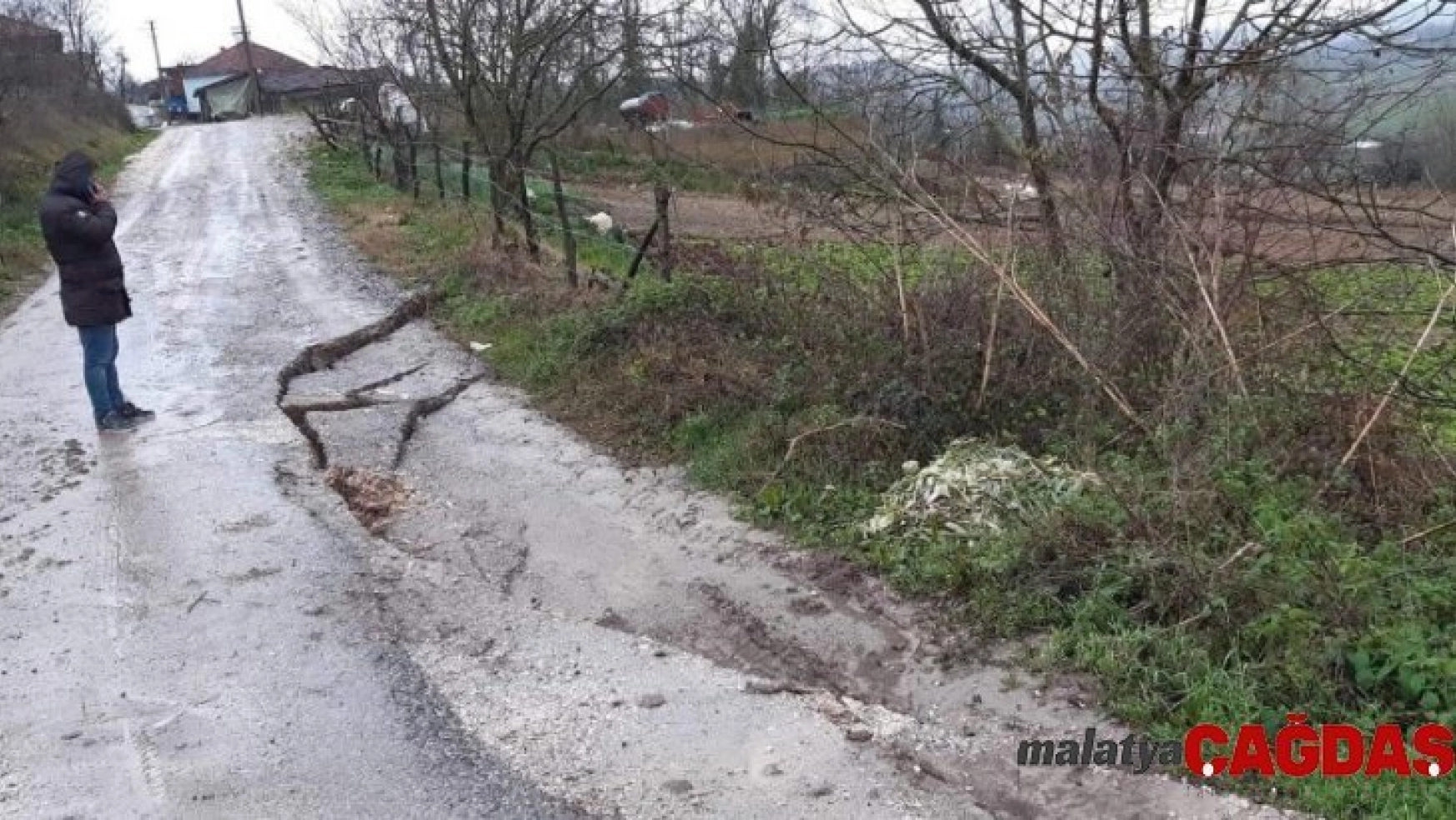 Yağış sonrası çöken yola belediye ekipleri müdahale ediyor
