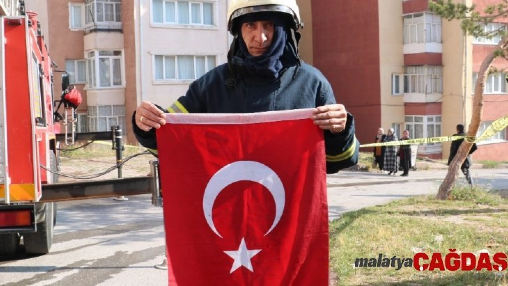 Yangında aklına ilk gelen Türk bayrağı oldu