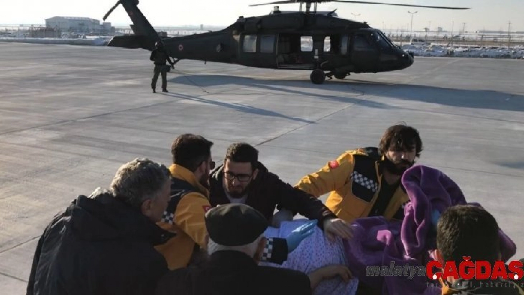 Yaşlı kadın, askeri helikopterle getirildiği Muş'ta tedavi altına alındı