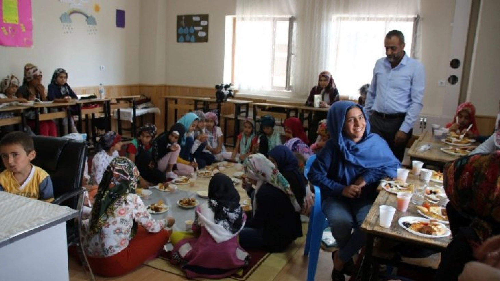 Yaz Kur'an kursuna devam eden öğrencilere kahvaltı