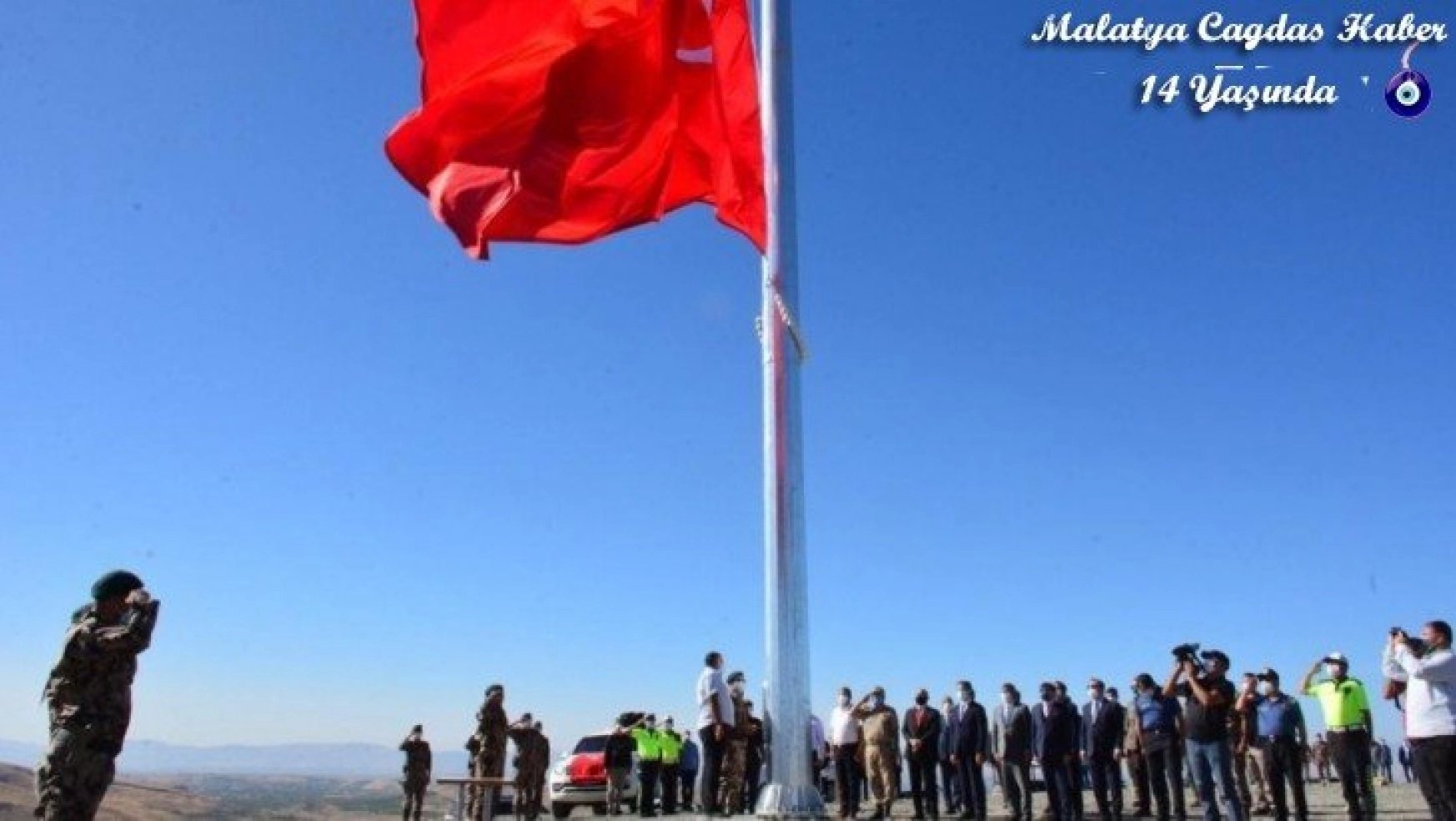Özel Harekat binası için dev Türk bayrağı
