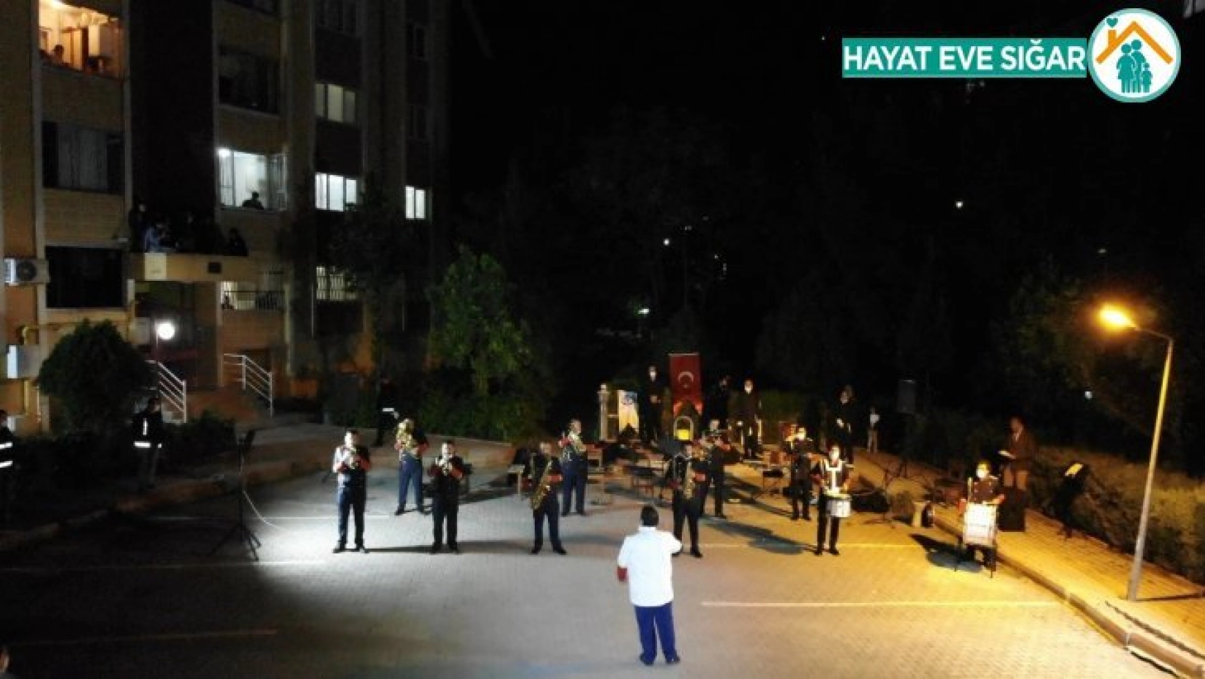 Yenişehir'de evde kalan vatandaşlara konser