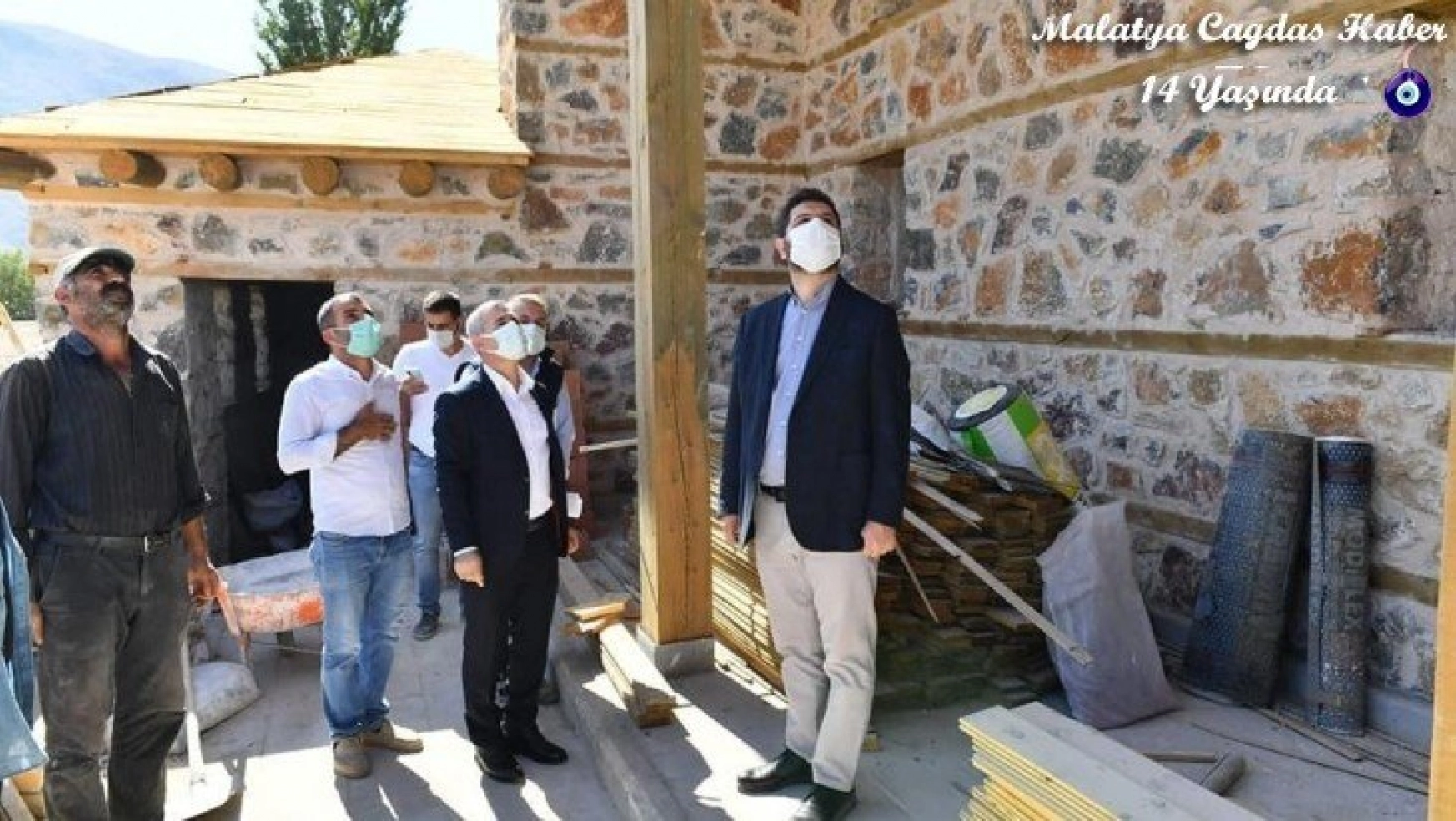 Aşağıköy'deki 350 yıllık tarihi camiyi restore etti
