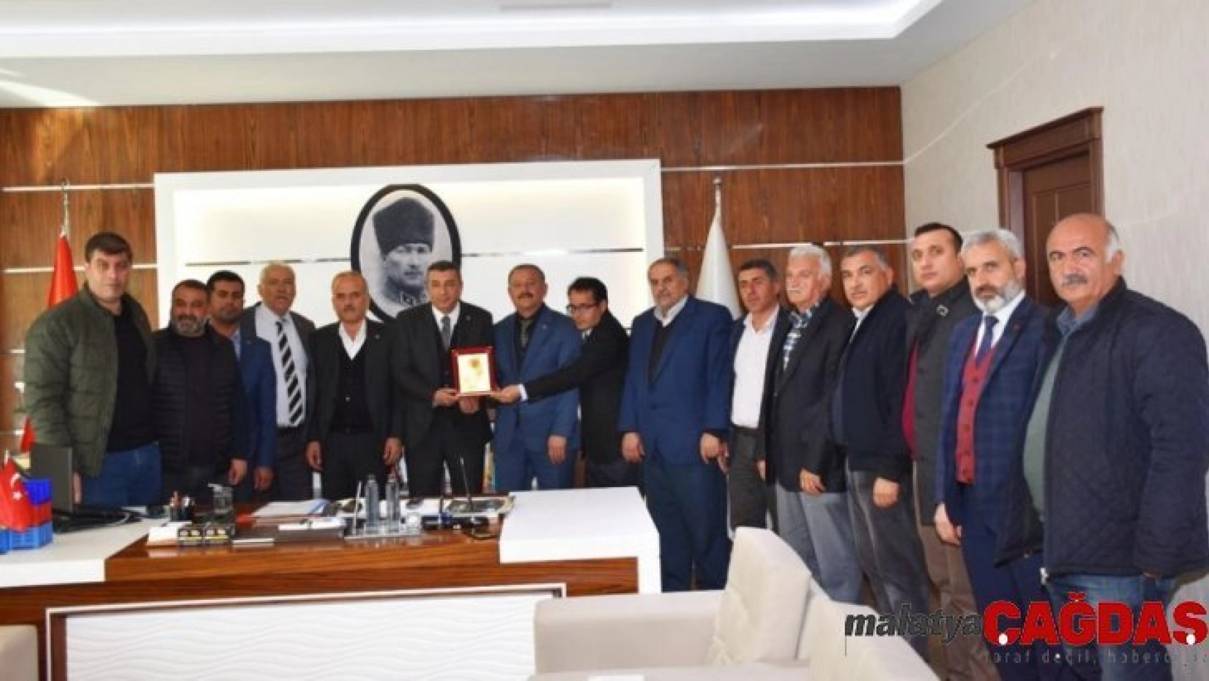 Yeşilyurt mahalle muhtarlarından Başkanı Özcan'a plaket