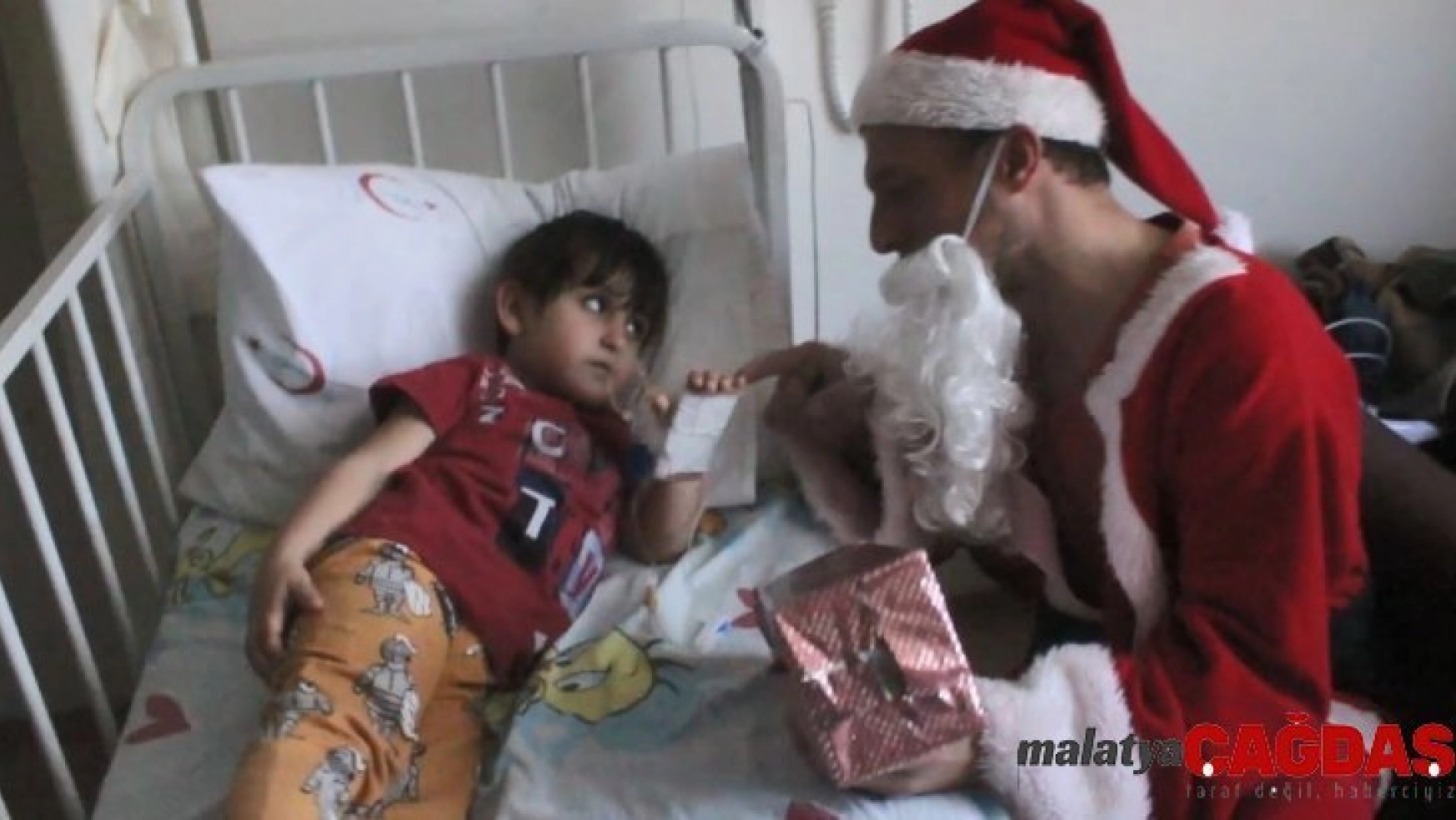 Yılbaşında Noel Baba kostümü giyerek hasta öğrencilerini ziyaret ettiler