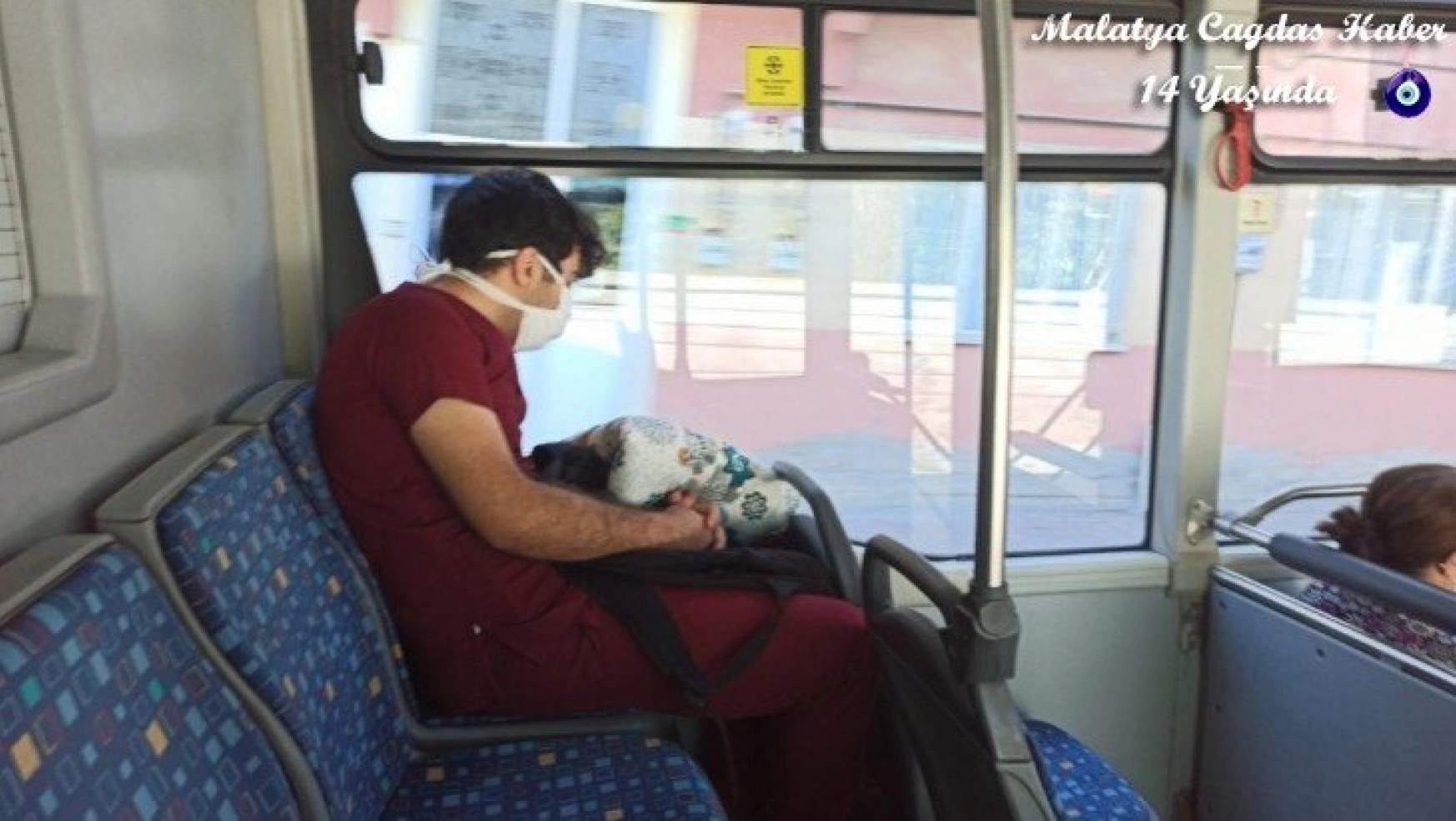 Yoğun mesai sonrası otobüste uykuya yenik düştü