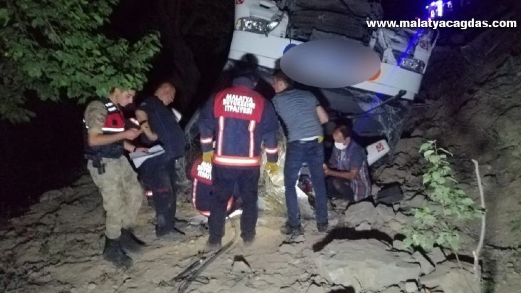 Yolcu otobüsü devrildi, göçmenler kaza yerinden kaçtı