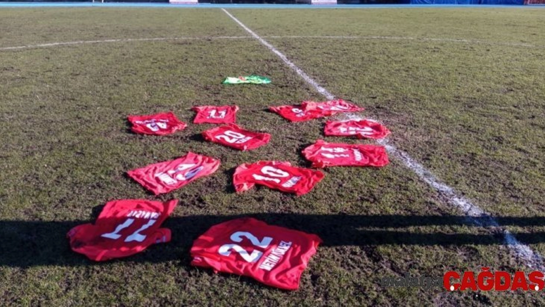 Zonguldak Kömürsporlu futbolcular formalarını sahaya bıraktı