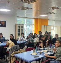 Gençler sanatta buluştu, seramik biblolar renklendi