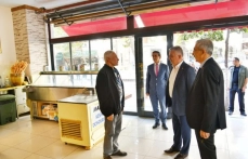 Vali Ersin Yazıcı, Şehit Hamit Fendoğlu Cadde Esnafını ziyaret etti.