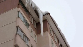 Bitlis'te çatılardaki buzların boyu 5 metreye ulaştı