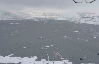 Adıyaman'da Çat Barajı'nın yüzeyi buz tuttu