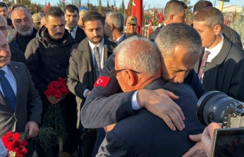 Bakan Yerlikaya, deprem şehitliğini ziyaret etti