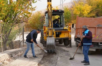 Çamurlu Mahallesi'nde asfalt yama çalışması yaptı