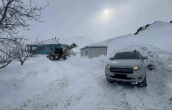 Battalgazi Belediyesi ekipleri, sağlık çalışanlarını iş makinesiyle hastaya ulaştırdı