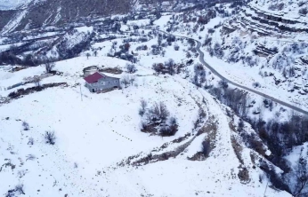 Beyaza bürünen 2 bin rakımdaki mahalleler havadan görüntülendi