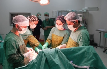 Bir hastanın böbreğinden 2 kilo 200 gram tümör çıkarıldı