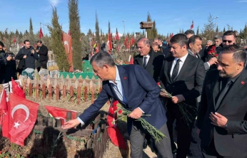 CHP Genel Başkanı Özgür Özel deprem şehitliğini ziyaret etti