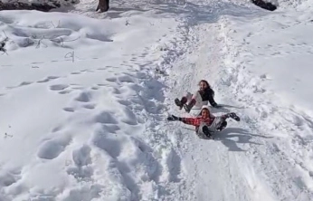 Çocukların karın keyfini tepsi ve bidonlarla çıkardı