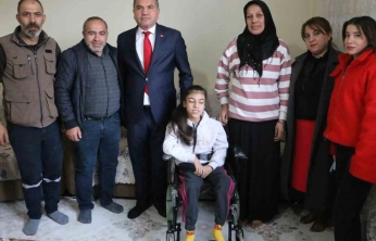 Devlet Bahçeli'den Diyarbakırlı engelli kıza tekerlekli sandalye sürprizi