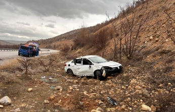 Devrilen otomobilin sürücüsü yaralandı