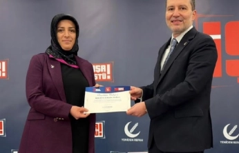 Dr.Fatih Erbakan, Başarılı Malatya İl Kadın Kolları Başkanı Koşar'ı Ödüllendirdi