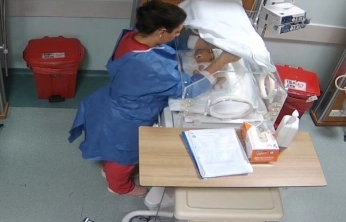 Kahramanmaraş'ta bebeği darbeden hemşire her yerde aranıyor