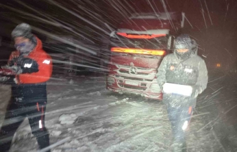 Kardan dolayı mahsur kalanlara kumanya desteği