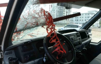 Kafasına demir korkuluk saplanan sürücü kurtarılamadı