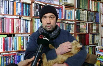 Konteynerde hayata tutunan sahaf, sokak kedilerini yalnız bırakmadı