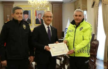 Stadyumda İnsanlık Dersi: Üşüyen Çocuğa Çorabını Veren Polis Unutulmadı