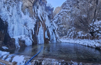 Gürpınar Şelalesi buz tuttu