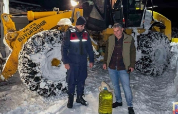 Kardan kapanan yollarda ekipler vatandaşların yardımına koştu