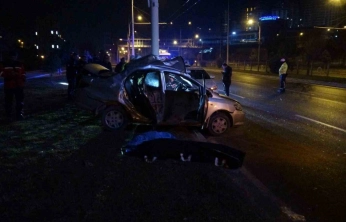 Kontrolden çıkan araç trambüs direğine çarptı: 1 ölü 1 ağır yaralı