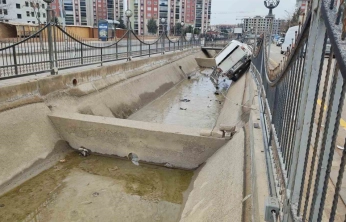 Malatya'da kontrolden çıkan pikap kanala uçtu