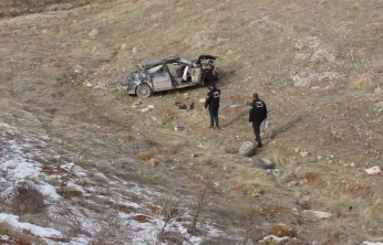 Lastiği patlayan otomobil şarampole uçtu: 1 ölü, 2 yaralı