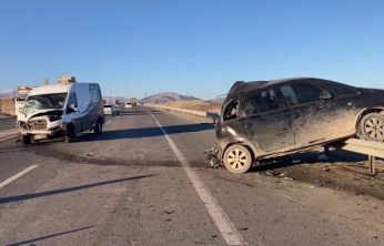 Malatya'da minibüs ile otomobil çarpıştı: 1'i ağır 3 yaralı