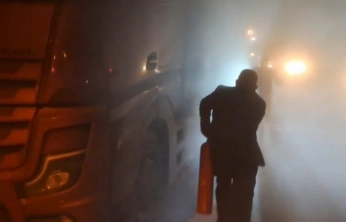 Seyir halindeki tır alev aldı