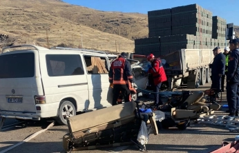 Tır ile minibüs çarpıştı: 3 ölü