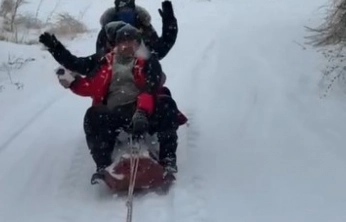 Malatya'da traktör arkasında karda 'sörf'