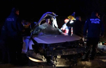 Trambüs direğine çarpan araç kağıt gibi dağıldı: 1'i ağır 2 yaralı