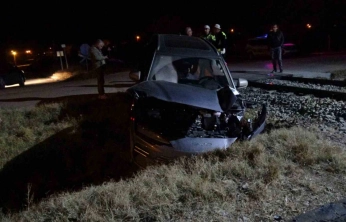 Yük treni hemzemin geçitte otomobile çarptı: 5 yaralı