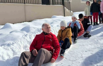Poşetlerle kayarken sucuk mangala doydular