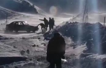 Sincik-Malatya yolunda mahsur kalan araç kurtarıldı