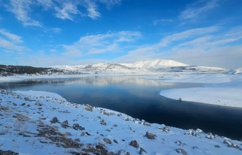 Malatya'daki Sürgü Barajı'nın yüzeyi buz tuttu