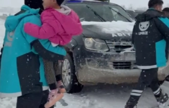 UMKE hasta kurtarmak için karlı yolları aşıyor