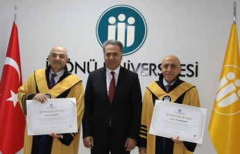 Unvanda yükselen akademisyenlere cübbeleri giydirildi