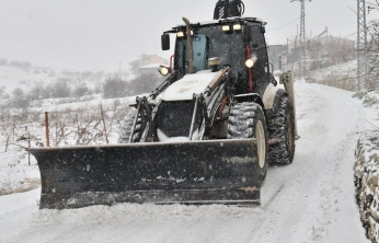 Yeşilyurt'ta karla mücadele aralıksız sürüyor